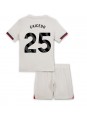 Billige Chelsea Moises Caicedo #25 Bortedraktsett Barn 2025-26 Kortermet (+ Korte bukser)